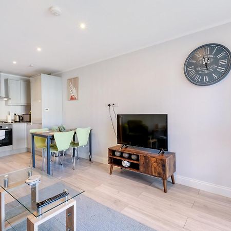 2 Bedroom Penthouse With Parking High Wycombe By 360Stays Ngoại thất bức ảnh