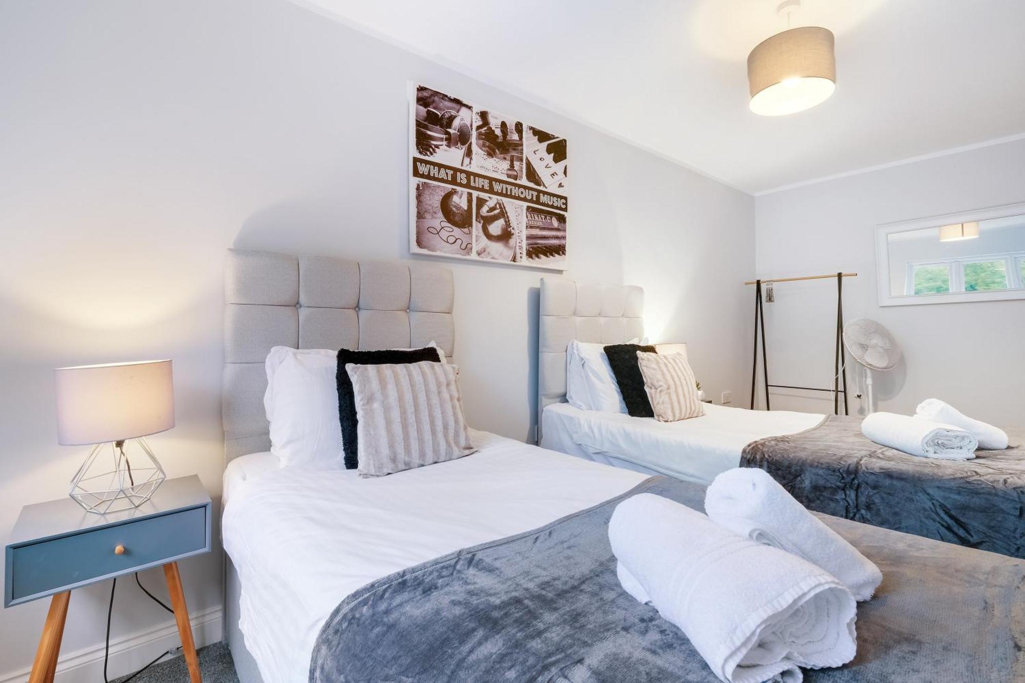 2 Bedroom Penthouse With Parking High Wycombe By 360Stays Ngoại thất bức ảnh