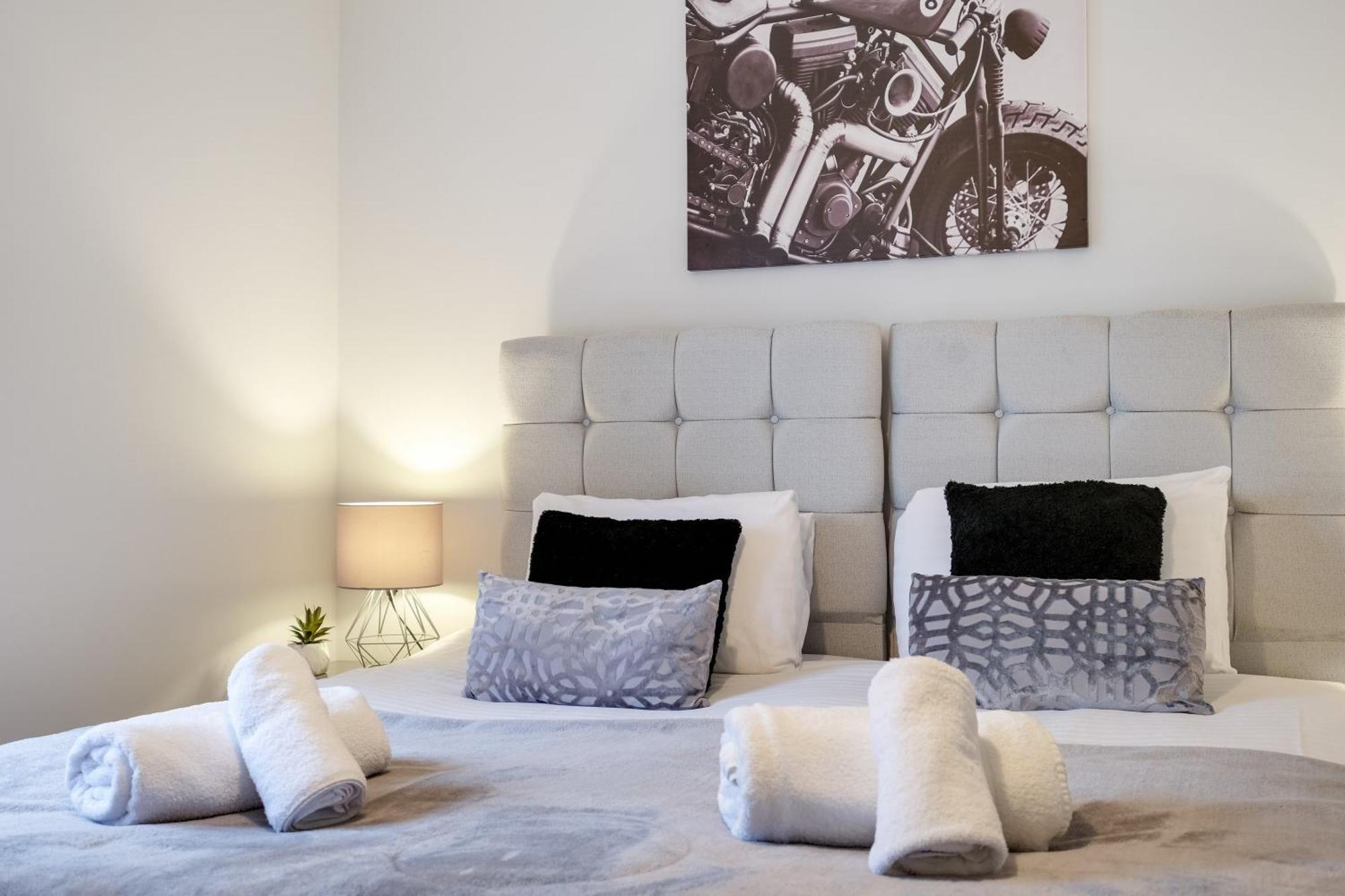 2 Bedroom Penthouse With Parking High Wycombe By 360Stays Ngoại thất bức ảnh